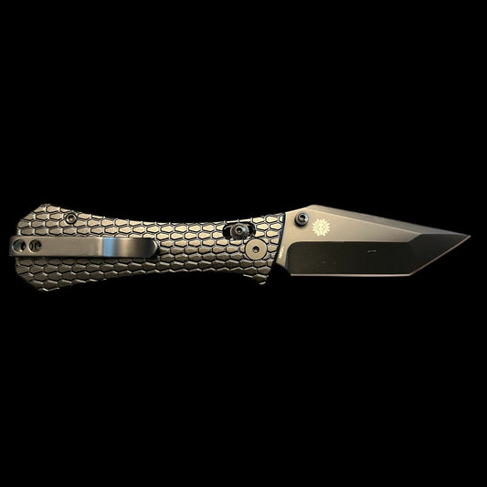 AUXMFG COFFIN CROSSBAR 2.7" EDC FOLDING KNIFE BLACK ANODIZED ALUMINUM SCALES - BLACK PVD BLADE