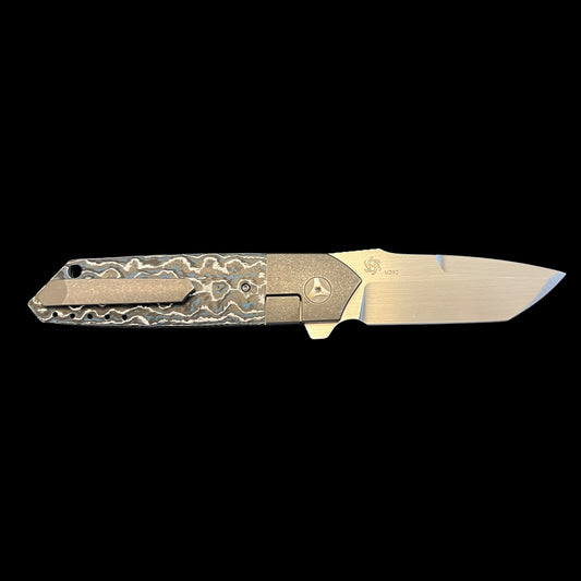 MECHFORCE PETER CAREY COLLAB, ROADSTER BOLSTER LOCK FLIPPER KNIFE, M390 - Blue Forest Carbon Fiber