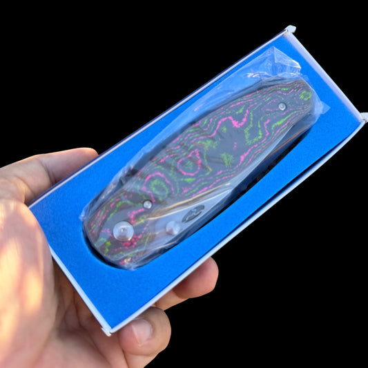 Three Rives Manufacturing TRM – Atom-MC-3D-CF – Atom Liner lock – Folding Knife – CPM MagnaCut Drop Point – 3D Carbon Fiber – Watermelon Sugar Camo